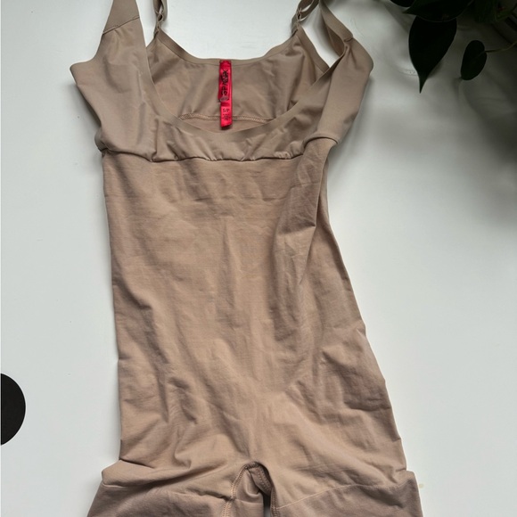 SPANXsculpt™ Seamless Power Open-Bust Mid-Thigh Bodysuit
Brand new, never worn.S - Picture 5 of 5